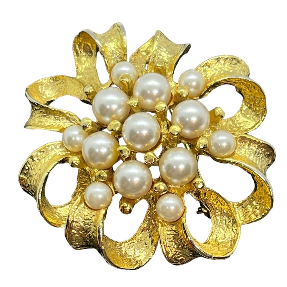 Giovanni gold tone textured brooch pin w/ faux pearls vintage